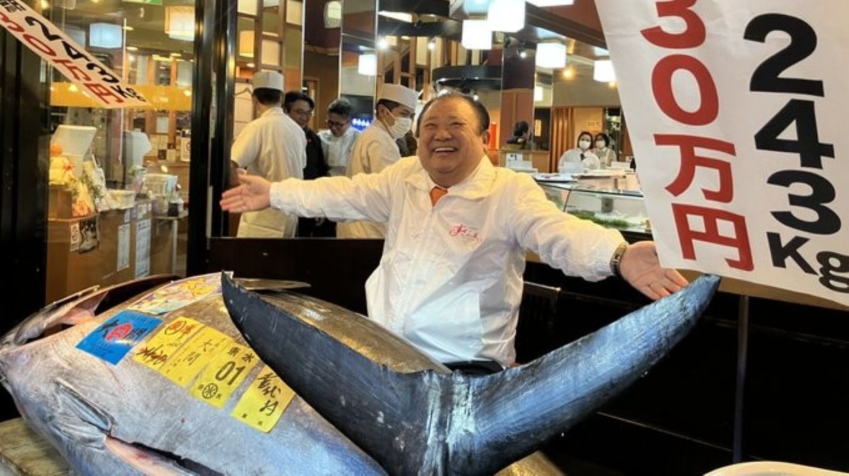 Kiyoshi Kimura displays record tuna